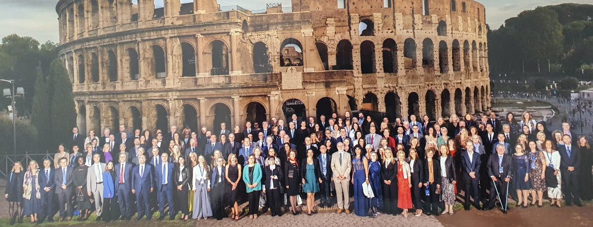 Foto de grupo dos participantes junto ao Coliseu de Roma