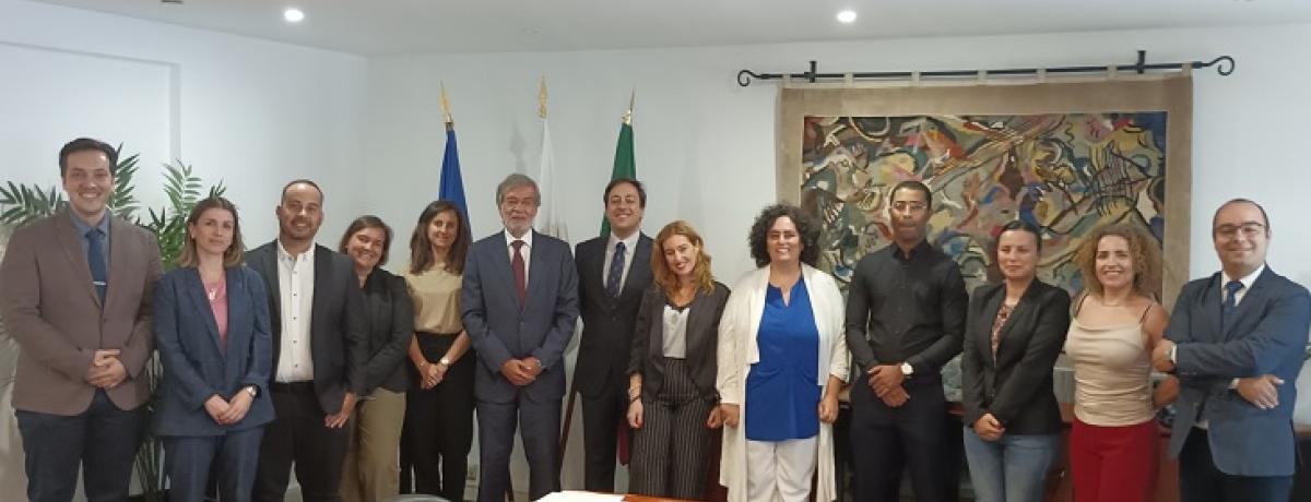 Grupo de pessoas a olhar para a câmara