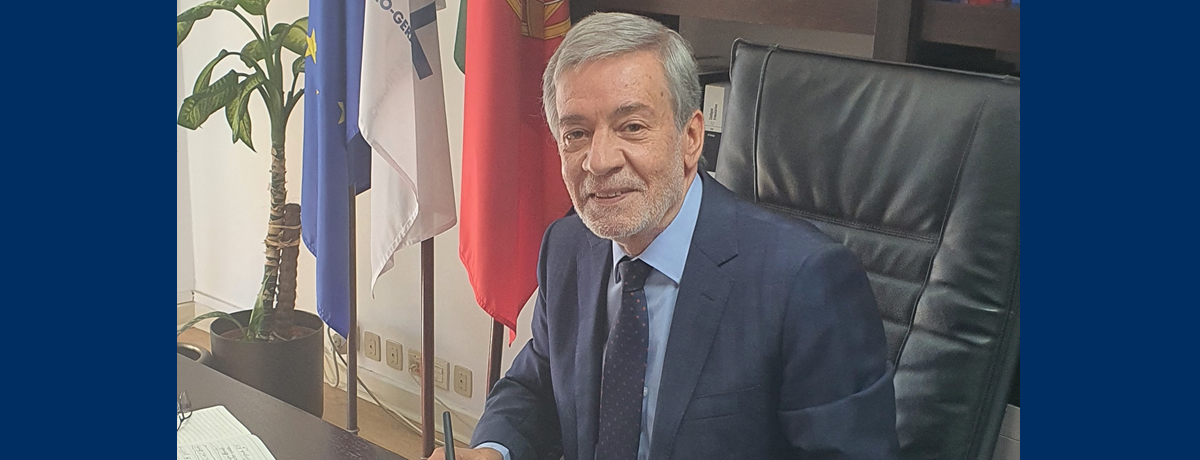 External Image Title Foto do Inspetor-Geral a assinar o protocolo