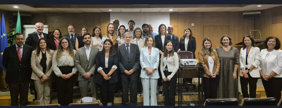 Foto com os novos inspetores, Direção da IGF e a Secretária de Estado da Administração Pública