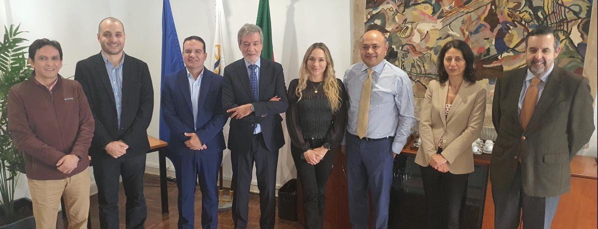 Fotografia de grupo com representantes da delegação da Colômbia