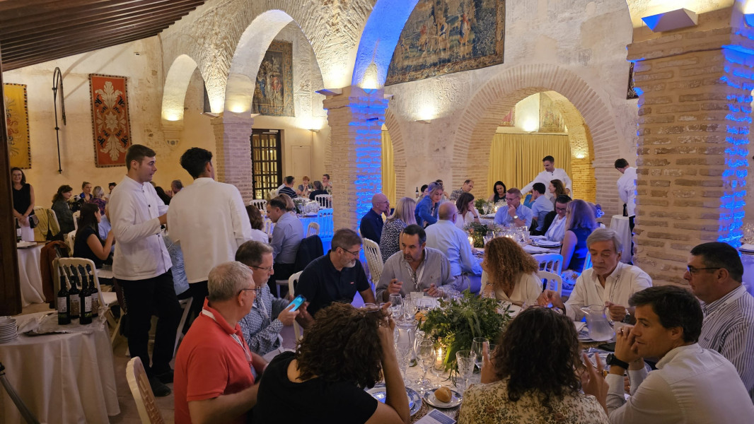 Grupo de pessoas a jantar num salão, entre as quais os 3 representantes da IGF