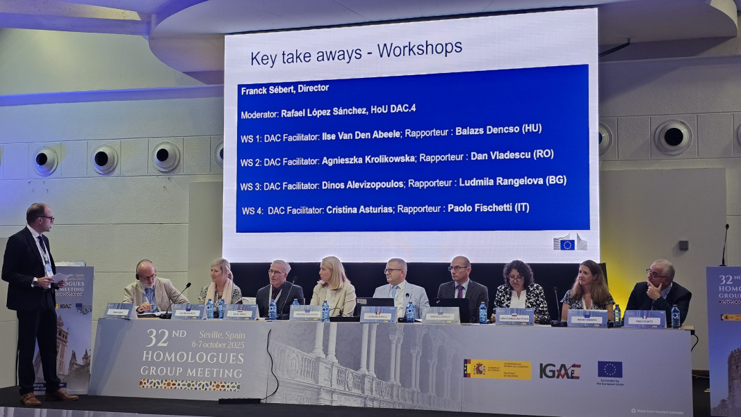 Nove oradores sentados e um de pé no palco