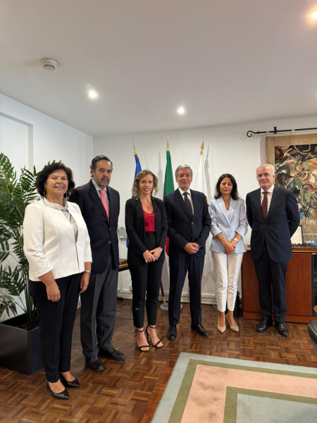 Foto de grupo da Direção com a Senhora Secretária de Estado da Administração Pública