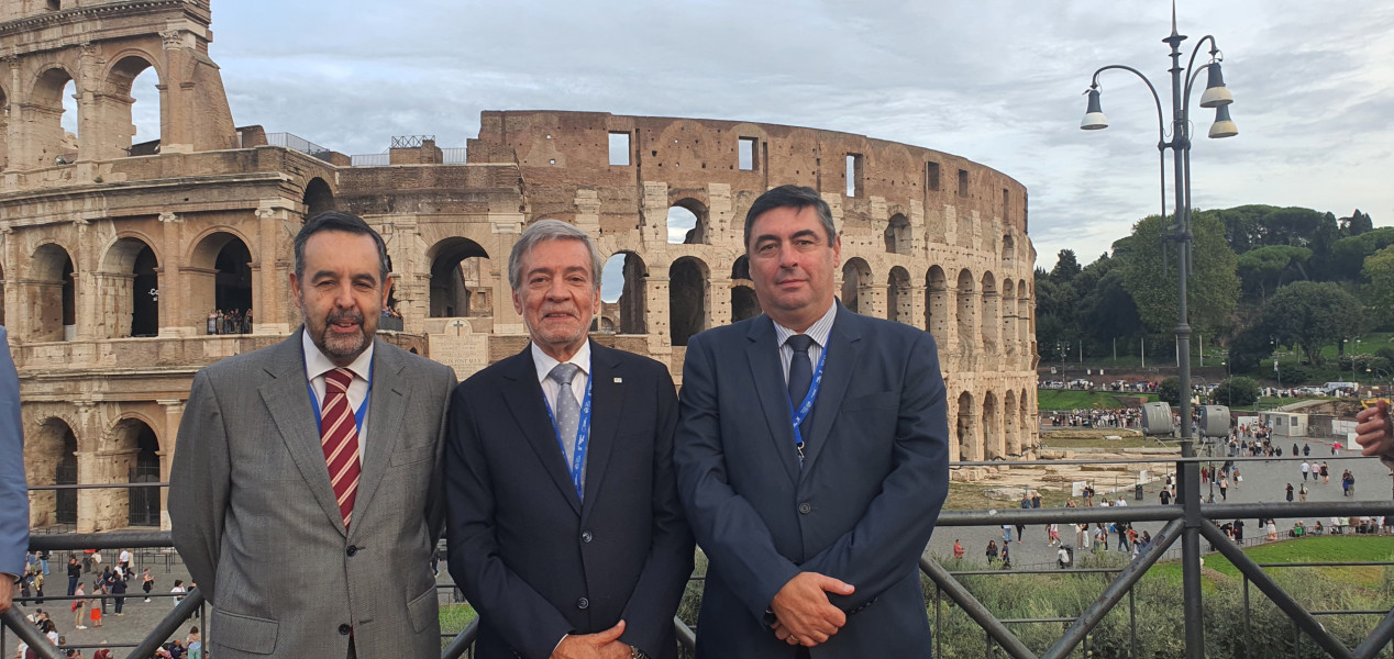 Foto dos Senhores Inspetor-Geral, Subinspetor-Geral Dr. Viegas Ribeiro e Chefe de Equipa com Direção de Projeto Dr Ricardo Reis em frente ao Coliseu de Roma