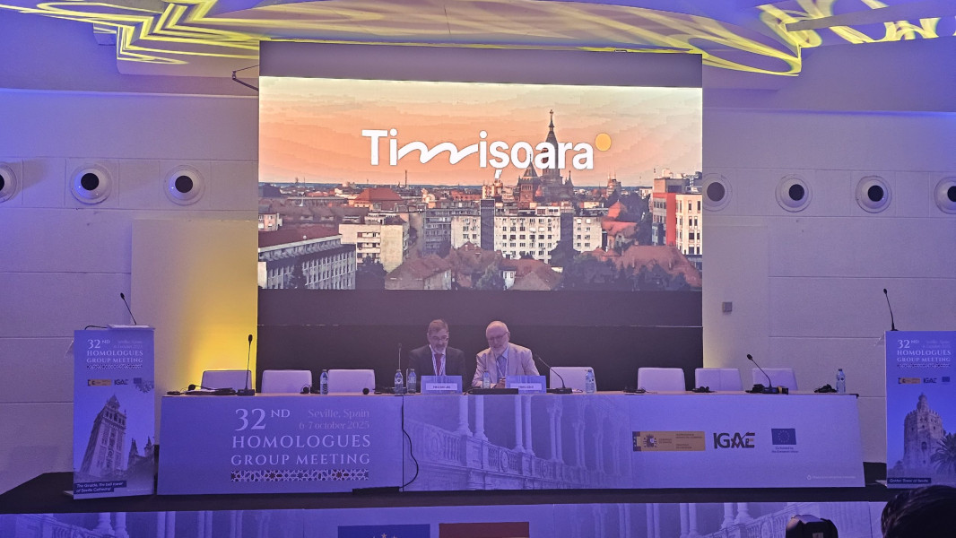 Dois oradores no palco sentados