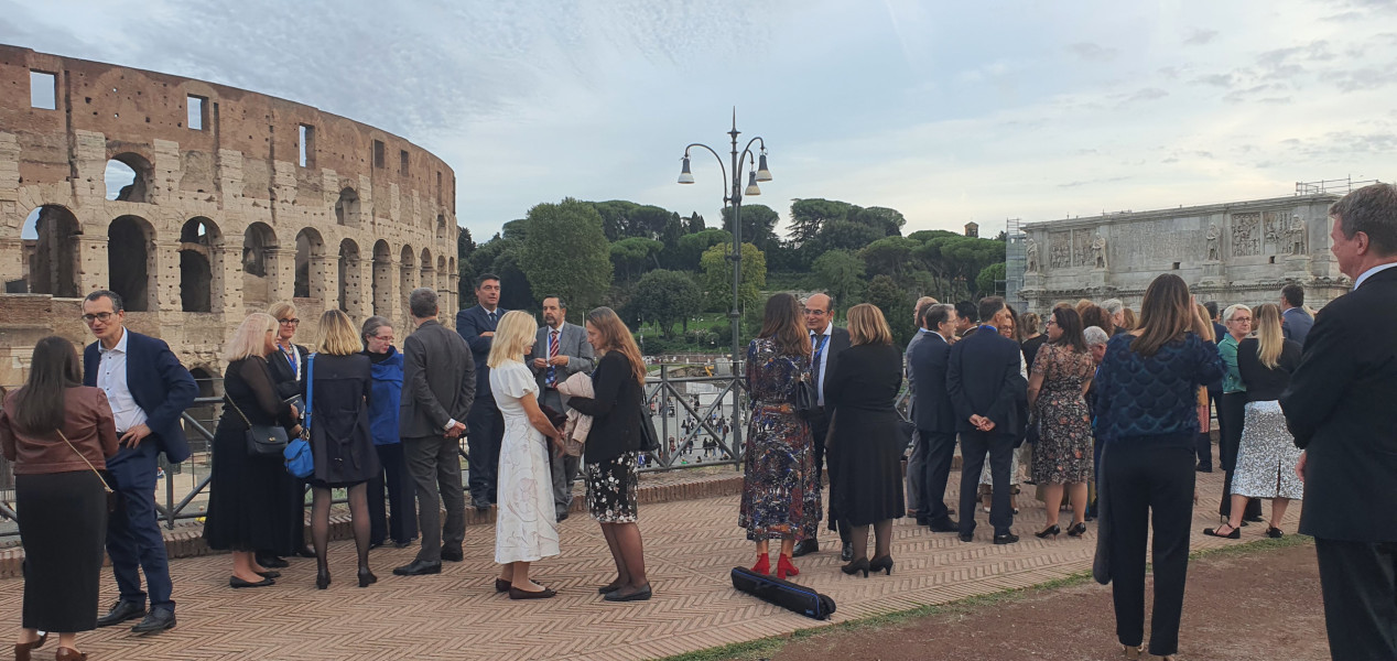 Foto de alguns participantes a conversarem junto ao Coliseu de Roma