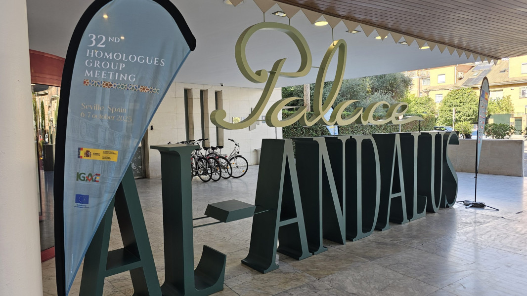 Imagem da entrada do hotel Al-Andalus Palace com as letras em 3 D