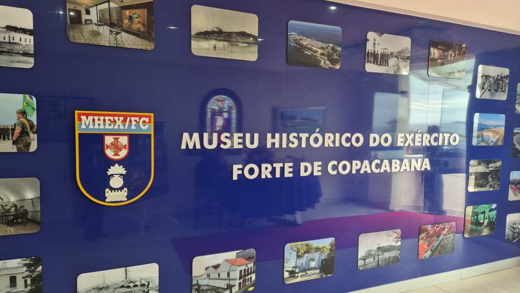 Parede de exposição no Museu Histórico do Exército e Forte de Copacabana com várias fotografias