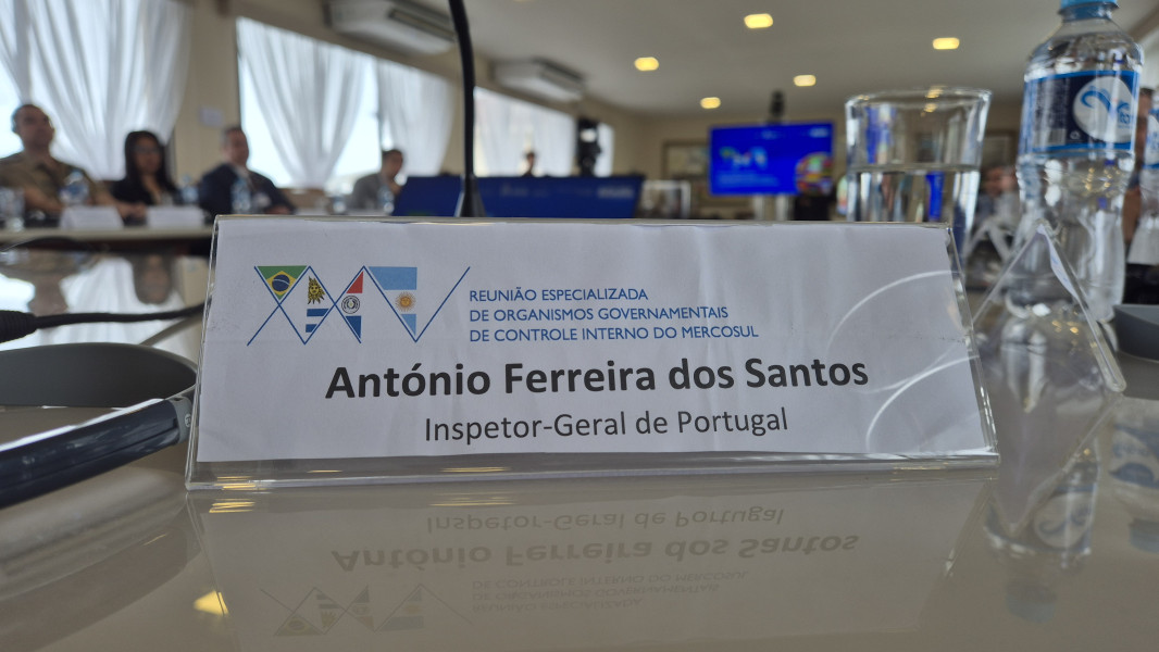 Cartão de identificação de mesa na conferência de António Ferreira dos Santos, Inspetor-Geral de Portugal