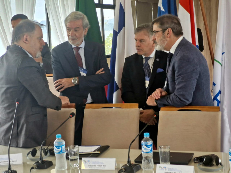 Quatro participantes, entre os quais o Inspetor-Geral, a interagir durante a reunião