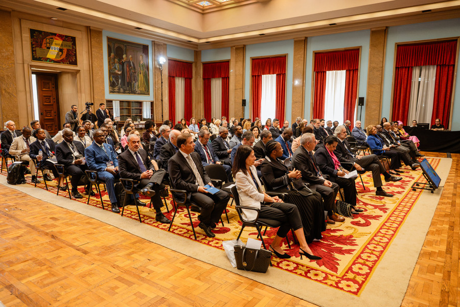 Plateia da conferência no salão nobre.