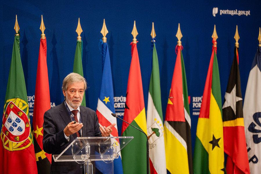 IG a discursar à frente das bandeiras de Portugal e dos países membros da CPLP.