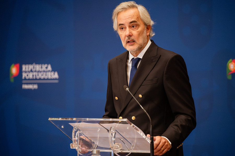 Orador atrás de um púlpito de acrílico transparente a discursar.