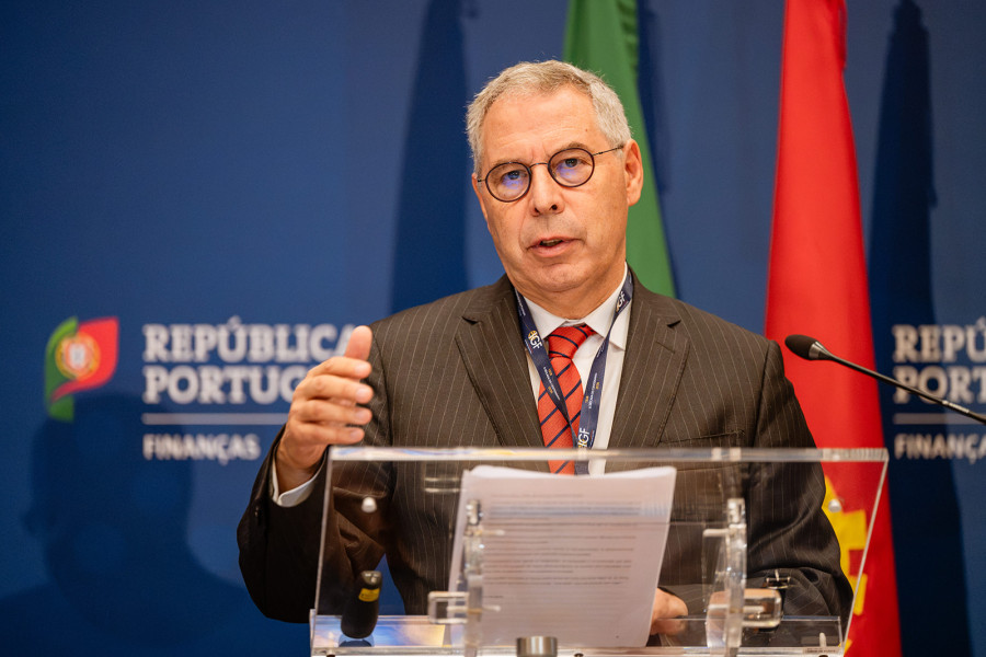 Orador atrás de um púlpito de acrílico transparente a discursar.