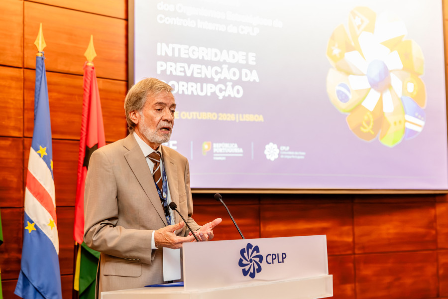 IG a discursar à frente de um cartaz projetado no palco.