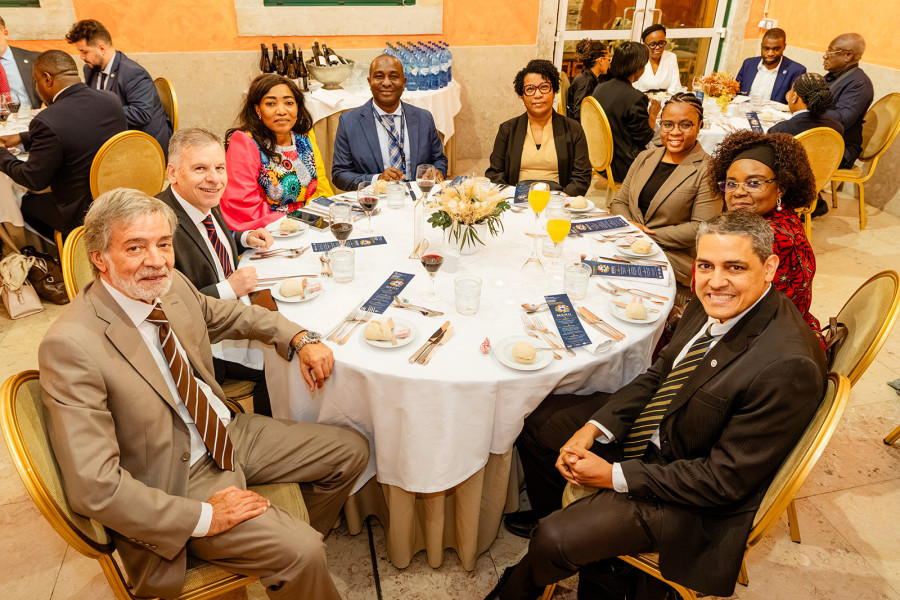 Grupo de oito pessoas, entre as quais o IG, reunido à volta de uma mesa redonda durante o banquete oficial.