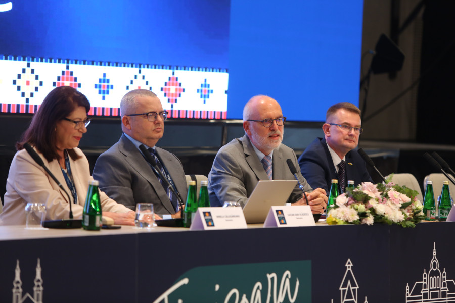 Foto do painel de 4 oradores sentados à mesa da conferência 33rd  Homologues Group Meeting