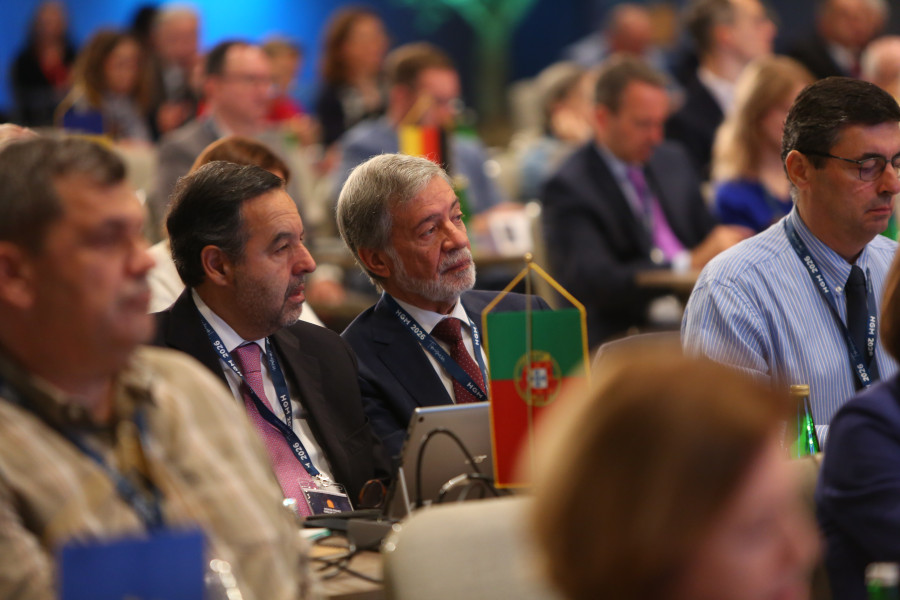 Grande plano dos 3 membros da delegação portuguesa sentados na plateia da 33rd Homologues Group Meeting