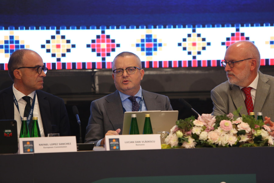 Foto do painel de 3 oradores sentados à mesa da conferência 33rd Homologues Group Meeting