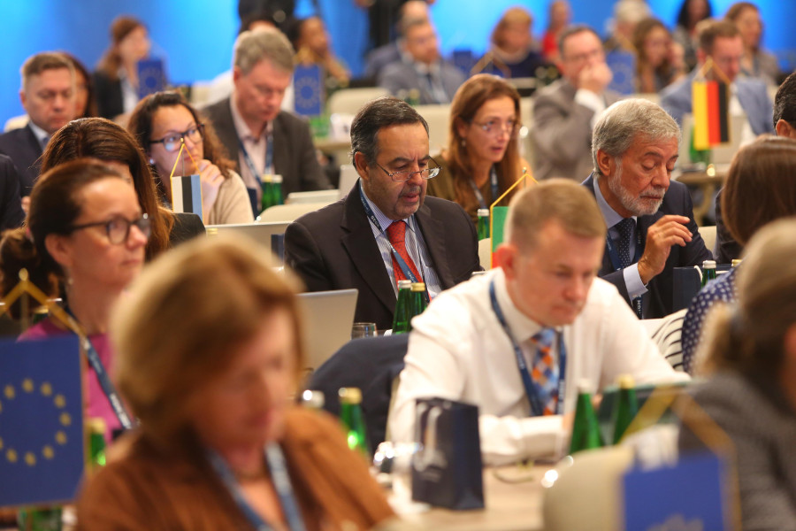 Plano focado nos 2 membros portugueses sentados na plateia da 33rd Homologues Group Meeting