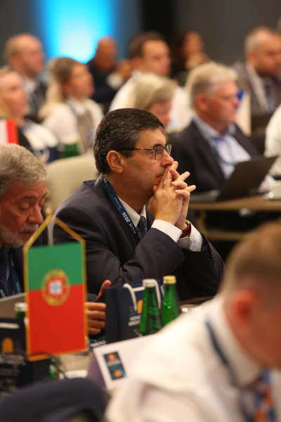 Plano focado nos 2 membros sentados na zona reservada à delegação de Portugal durante 33rd Homologues Group Meeting