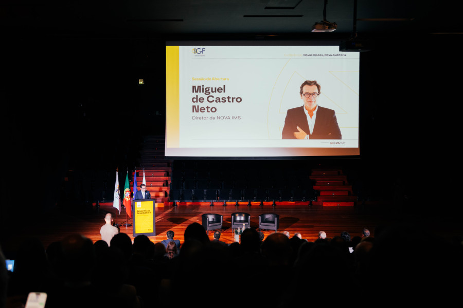 Auditório com audiência assiste a discurso do Diretor da Nova IMS