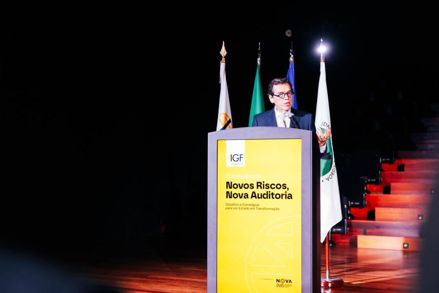 Diretor da Nova IMS a discursar na conferência