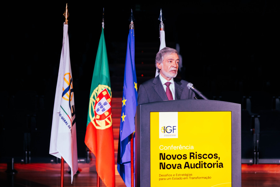 Inspetor-Geral a discursar na conferência da IGF com bandeiras ao fundo