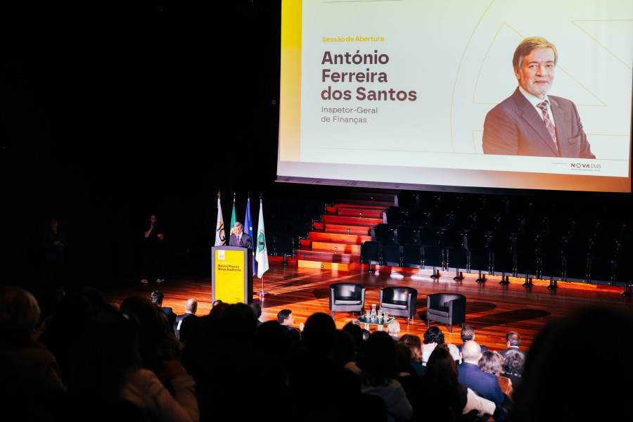 Inspetor- Geral a discursar no auditório perante a audiência