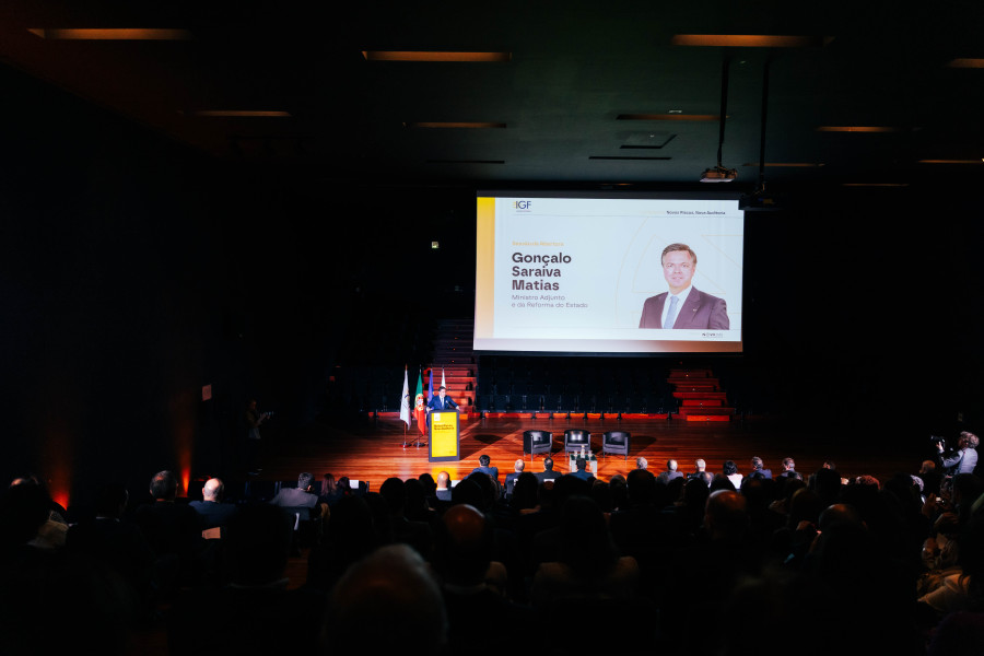 Ministro Adjunto e da Reforma do Estado a discursar no auditório durante a conferência da IGF