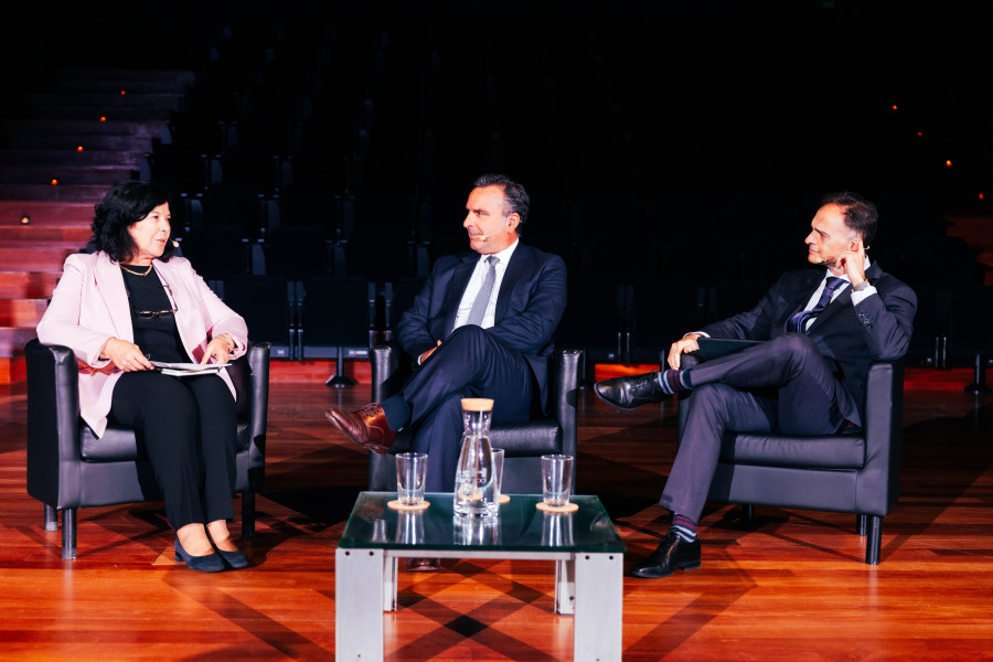 Debate com a Subinspetora-Geral da IGF, o Bastonário da Ordem dos Revisores Oficiais de Contas e o Diretor da Oficina Nacional de Auditoria de la IGAE na conferência