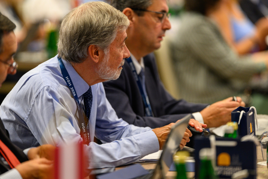 Plano focado nos 2 membros portugueses sentados na plateia da 33rd Homologues Group Meeting