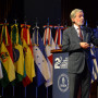 Inspetor-Geral a discursar à frente de várias bandeiras
