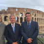 Foto dos Senhores Inspetor-Geral, Subinspetor-Geral Dr. Viegas Ribeiro e Chefe de Equipa com Direção de Projeto Dr Ricardo Reis em frente ao Coliseu de Roma