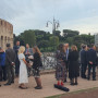 Foto de alguns participantes a conversarem junto ao Coliseu de Roma