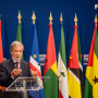 IG a discursar à frente das bandeiras de Portugal e dos países membros da CPLP.