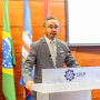 Orador atrás de um púlpito a discursar à frente de bandeiras dos países membros da CPLP.