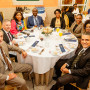 Grupo de oito pessoas, entre as quais o IG, reunido à volta de uma mesa redonda durante o banquete oficial.