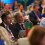 Grande plano dos 3 membros da delegação portuguesa sentados na plateia da 33rd Homologues Group Meeting