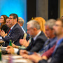 Momento em que os delegados aplaudem durante a 33rd Homologues Group Meeting. Em destaque os 3 membros da delegação de Portugal