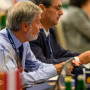 Plano focado nos 2 membros portugueses sentados na plateia da 33rd Homologues Group Meeting